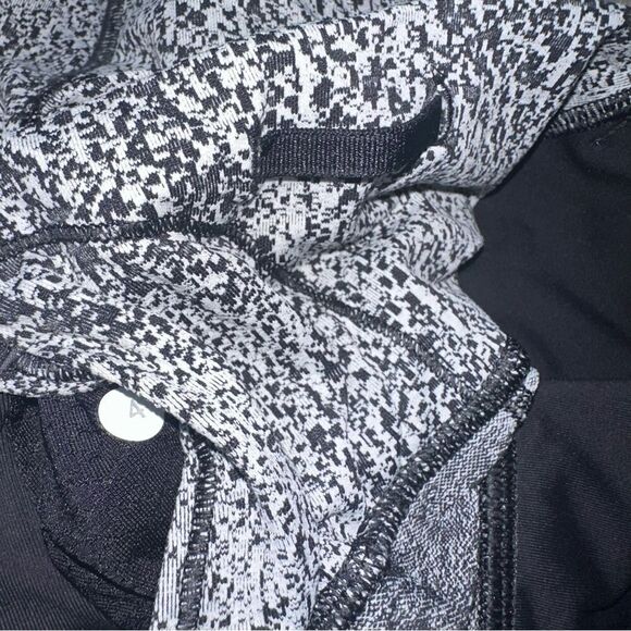 Lululemon high waisted reflective Crop pocket Leggings Splatter Black white 4 - Picture 10 of 10